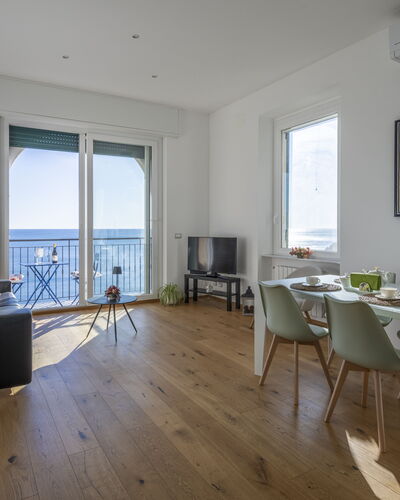 La Casa di Martina, Amazing Seaview: Meubilair, Flooring, Verdieping, Hout, Interieur Ontwerp, Tafel, Stoel, Keuken En Eettafel, Zee, Houten Vloer