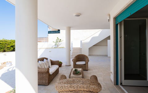 Il Respiro del Mare: Verdieping, Architectuur, Flooring, Plafond, Balkon, Stoel, Schaduw, Appartement, Veranda, Buitenmeubels