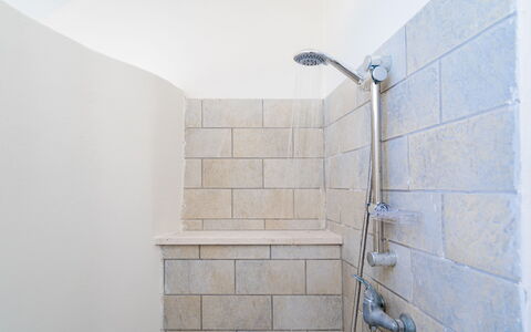 Il Respiro del Mare: Muur, Flooring, Verdieping, Loodgieterswerkinrichting, Samengesteld Materiaal, Tegel, Douchekop, Badkamer, Loodgieter