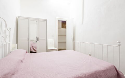 La Casa di Bruno, Terrace, in the Heart of Genova: Muur, Interieur Ontwerp, Slaapkamer, Bed, Verdieping, Meubilair, Flooring, Laken, Kamer, Bedding