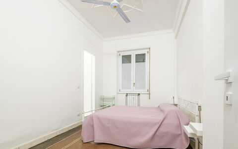 La Casa di Bruno, Terrace, in the Heart of Genova: Muur, Verdieping, Flooring, Interieur Ontwerp, Plafond, Slaapkamer, Meubilair, Bed, Kamer, Laken