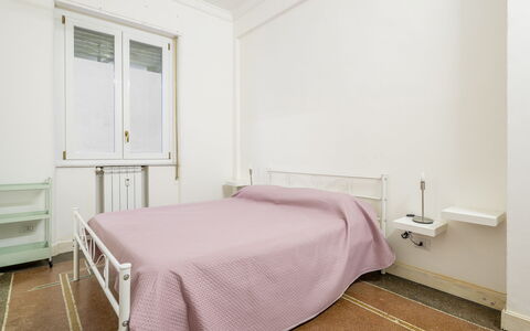 La Casa di Bruno, Terrace, in the Heart of Genova: Muur, Slaapkamer, Bed, Flooring, Interieur Ontwerp, Verdieping, Laken, Meubilair, Bedding, Kamer