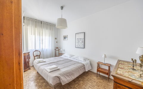 Mestrina Apartment: Bed, Verdieping, Slaapkamer, Flooring, Interieur Ontwerp, Laken, Kamer, Appartement, Bed Frame, Bedding
