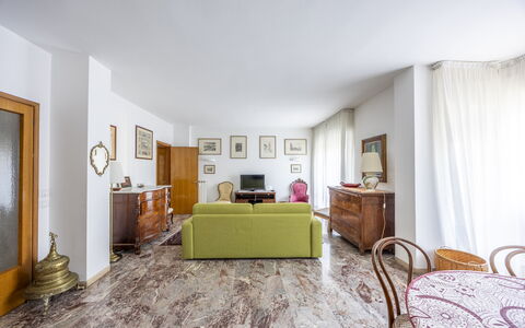 Mestrina Apartment: Flooring, Verdieping, Interieur Ontwerp, Plafond, Kamer, Huis, Meubilair, Appartement, Woonkamer, Tapijt
