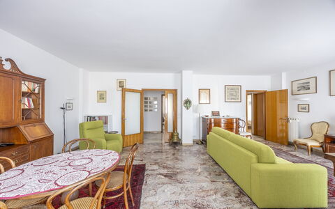 Mestrina Apartment: Interieur Ontwerp, Flooring, Verdieping, Meubilair, Plafond, Kamer, Bankstel, Verlichting, Appartement, Woonkamer