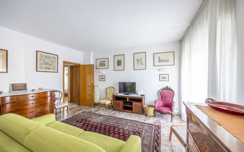 Mestrina Apartment: Interieur Ontwerp, Flooring, Verdieping, Meubilair, Kamer, Plafond, Bankstel, Woonkamer, Appartement, Fotolijst