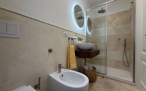 Casa Amandoli: Badkamer, Flooring, Loodgieterswerkinrichting, Verdieping, Interieur Ontwerp, Wastafel In De Badkamer, Muur, Wastafel, Kraan, Toilet