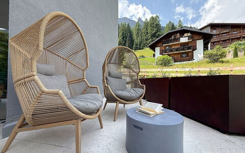 Domus Canazei: Meubilair, Stoel, Buitenmeubels, Wicker, Natuurlijk Materiaal, Woonkamer, Ontwerp, Armleuning, Kamerplant, Bankstel