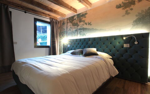 Villa Dolce Bacio, Pool and Spa, Valdobbiadene: Slaapkamer, Meubilair, Bed, Interieur Ontwerp, Laken, Bedding, Hout, Linens, Verlichting, Bed Frame