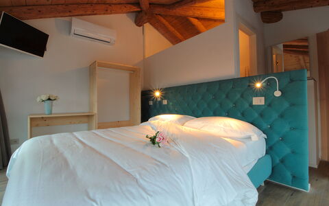 Villa Dolce Bacio, Pool and Spa, Valdobbiadene: Interieur Ontwerp, Meubilair, Slaapkamer, Hout, Bed, Plafond, Laken, Verdieping, Flooring, Bedding