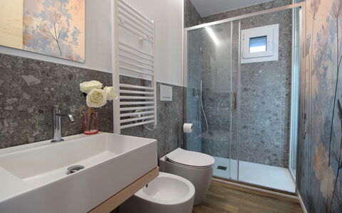 Villa Dolce Bacio, Pool and Spa, Valdobbiadene: Badkamer, Flooring, Loodgieterswerkinrichting, Interieur Ontwerp, Muur, Verdieping, Wastafel, Wastafel In De Badkamer, Toilet, Kraan