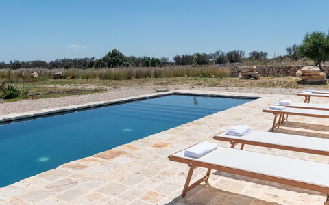 Terracorte Villa: Zwembad, Samengesteld Materiaal, Buitenmeubels, Ligstoel, Reflectie, Reflecting Pool, Toevlucht, Flagstone, Chaise Longue
