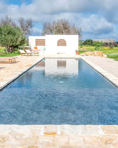 Terracorte Villa: Blauw, Water, Zwembad, Samengesteld Materiaal, Waterpartij, Reflectie, Reflecting Pool, Gang, Flagstone, Tegel