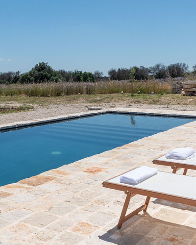 Terracorte Villa: Zwembad, Samengesteld Materiaal, Buitenmeubels, Ligstoel, Reflectie, Reflecting Pool, Toevlucht, Flagstone, Chaise Longue