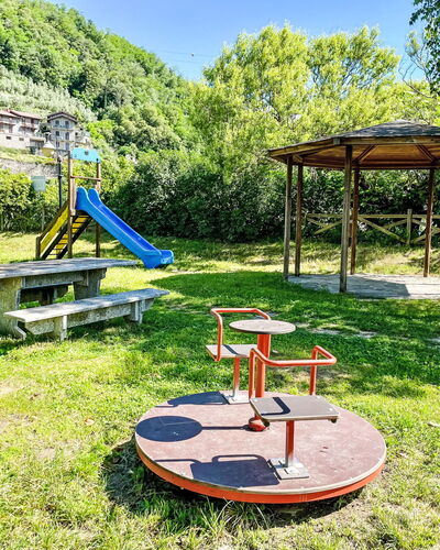 Casa Anto: Openbare Ruimte, Speeltoestel, Park, Tuin, Schaduw, Gazon, Landscaping, Werf, Speelplaats, Buitenmeubels