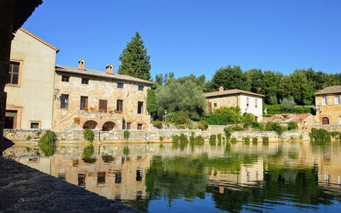 Il Gallinaio, Vivo D'Orcia: Water, Zwemwater, Watervoorraden, Waterloop, Huis, Waterweg, Architectuur, Bank, Menselijke Nederzetting, Reflectie