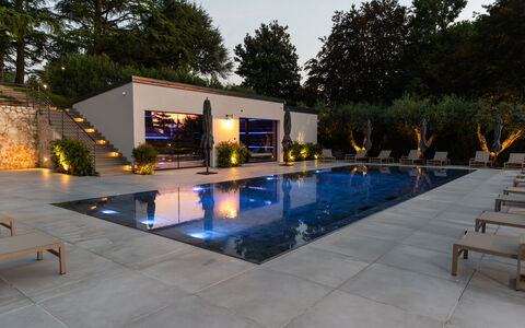 Villa Bocchi: Zwembad, Waterpartij, Tuin, Samengesteld Materiaal, Binnenplaats, Bloempot, Schaduw, Toevlucht, Landscaping, Patio