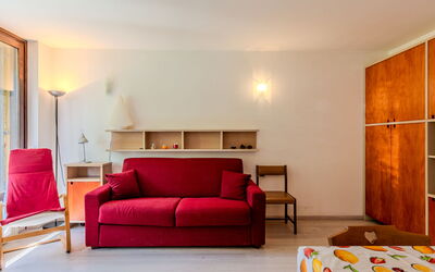 Pinzolo 205: Meubilair, Interieur Ontwerp, Flooring, Verdieping, Muur, Kamer, Bankstel, Hout, Plafond, Woonkamer