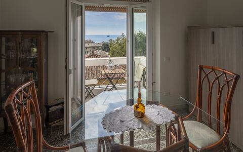 Focaincontromano Seaview, Genova: Meubilair, Interieur Ontwerp, Verdieping, Stoel, Kamer, Keuken En Eettafel, Beits, Hardwood, Kamerplant, Eetkamer