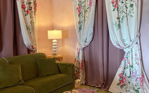 Villa Elisa: Meubilair, Interieur Ontwerp, Raambekleding, Gordijn, Roze, Venster Behandeling, Textiel, Verlichting, Kamer, Woonkamer