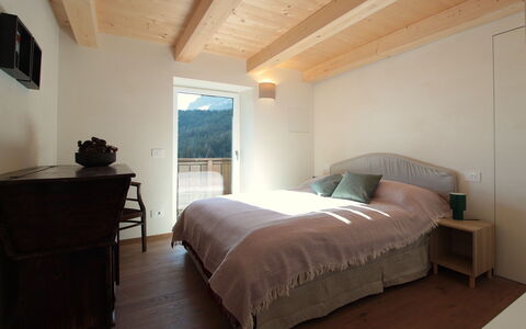 Casa Tomà Mountain View Cortina: Meubilair, Hout, Interieur Ontwerp, Verdieping, Flooring, Kamer, Plafond, Linens, Slaapkamer, Bed