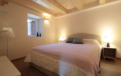 Casa Tomà Mountain View Cortina: Bed, Meubilair, Interieur Ontwerp, Slaapkamer, Muur, Verdieping, Flooring, Laken, Hout, Plafond