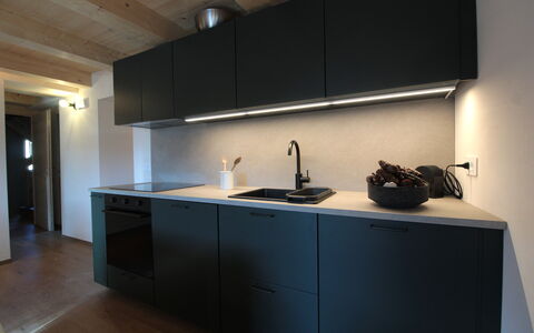 Casa Tomà Mountain View Cortina: Keuken, Countertop, Interieur Ontwerp, Cabinetry, Loodgieterswerkinrichting, Gootsteen, Wastafel, Meubilair, Flooring, Toestel Van De Keuken