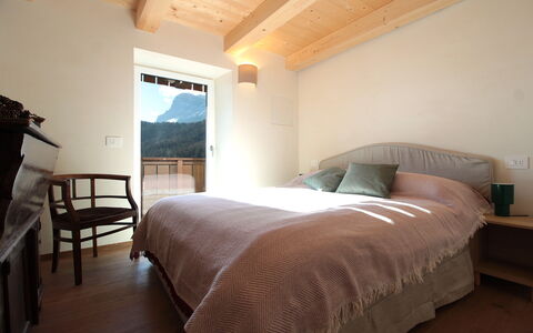 Casa Tomà Mountain View Cortina: Meubilair, Hout, Interieur Ontwerp, Verdieping, Flooring, Slaapkamer, Bed, Laken, Plafond, Bedding