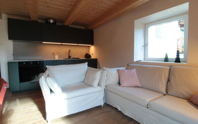 Casa Tomà Mountain View Cortina: Meubilair, Flooring, Interieur Ontwerp, Verdieping, Bankstel, Hout, Kamer, Houten Vloer, Woonkamer, Tafel