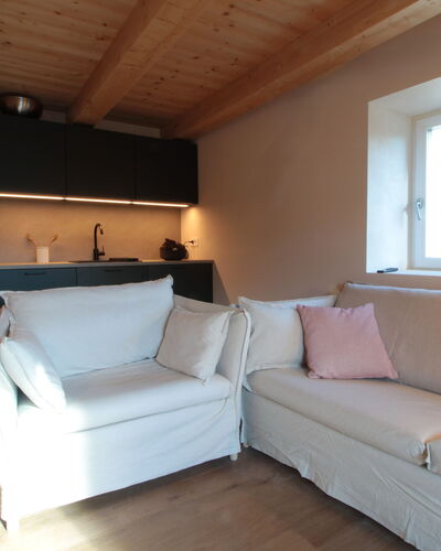 Casa Tomà Mountain View Cortina: Meubilair, Flooring, Interieur Ontwerp, Verdieping, Bankstel, Hout, Kamer, Houten Vloer, Woonkamer, Tafel