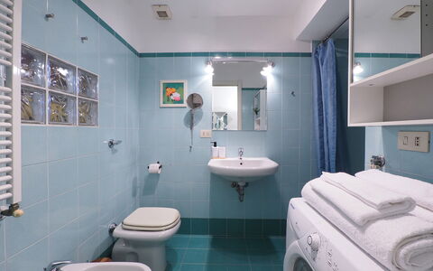 Suite Meda: Badkamer, Interieur Ontwerp, Loodgieterswerkinrichting, Flooring, Wastafel In De Badkamer, Verdieping, Wastafel, Toilet, Kraan, Kamer