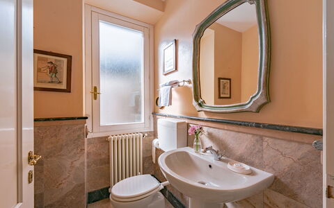 Besanina: Muur, Interieur Ontwerp, Loodgieterswerkinrichting, Flooring, Verdieping, Kraan, Wastafel In De Badkamer, Badkamer, Spiegel, Wastafel