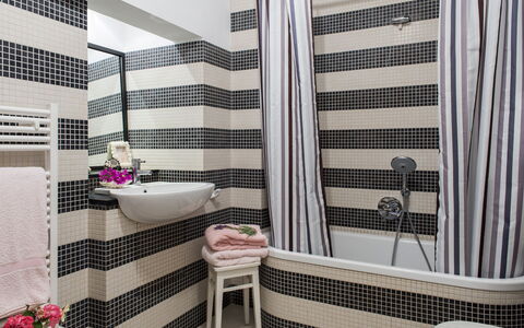 Portofino: Interieur Ontwerp, Badkamer, Loodgieterswerkinrichting, Textiel, Flooring, Verdieping, Loodgieter, Toilet, Kamer, Tegel