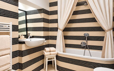 Portofino – Private Sea Access & Car-Free Luxury H: Interieur Ontwerp, Textiel, Badkamer, Flooring, Verdieping, Loodgieterswerkinrichting, Loodgieter, Gordijn, Tegel, Toilet