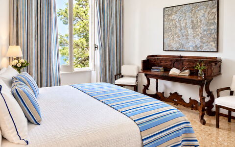 Portofino – Private Sea Access & Car-Free Luxury H: Meubilair, Interieur Ontwerp, Slaapkamer, Bed, Linens, Verdieping, Flooring, Textiel, Laken, Bedding