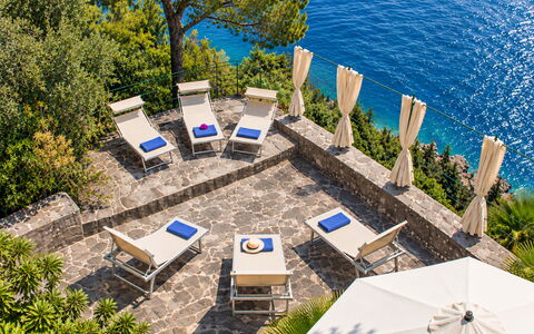 Portofino – Private Sea Access & Car-Free Luxury H: Blauw, Zwemwater, Meubilair, Buitenmeubels, Zee, Kust En Oceanic Landvormen, Kust, Stoel, Toevlucht, Oceaan
