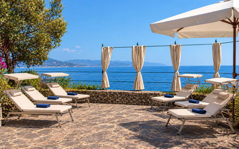 Portofino – Private Sea Access & Car-Free Luxury H: Blauw, Water, Zwemwater, Buitenmeubels, Meubilair, Zee, Toevlucht, Kust En Oceanic Landvormen, Kust, Paraplu