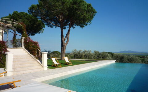 Castelprile: Blauw, Zwembad, Schaduw, Landscaping, Tuin, Landgoed, Villa, Hacienda, Waterpartij, Toevlucht