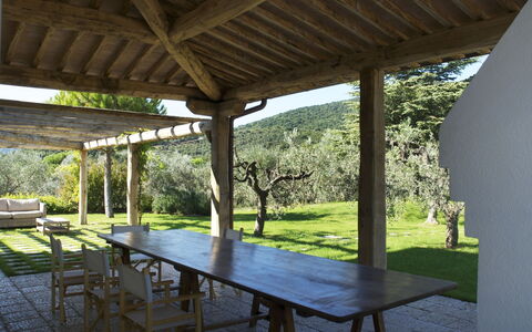 Castelprile: Hout, Kolom, Buitenmeubels, Meubilair, Schaduw, Veranda, Outdoor Structuur, Buitentafel, Straal, Plafond