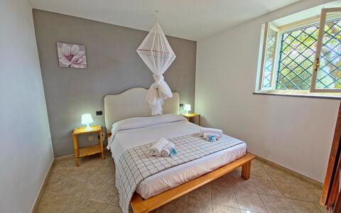 Villa Il Giardino: Meubilair, Bed, Interieur Ontwerp, Verdieping, Slaapkamer, Flooring, Laken, Hout, Bedding, Kamer