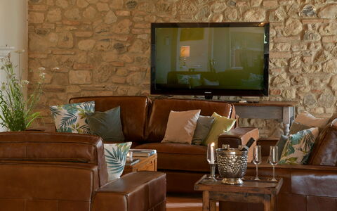 Villa Il Noccioleto: Meubilair, Bankstel, Interieur Ontwerp, Woonkamer, Hout, Flooring, Verdieping, Tafel, Kamer, Verlichting