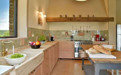 Villa Il Noccioleto: Keuken, Countertop, Meubilair, Cabinetry, Interieur Ontwerp, Flooring, Hout, Toestel Van De Keuken, Verdieping, Huis