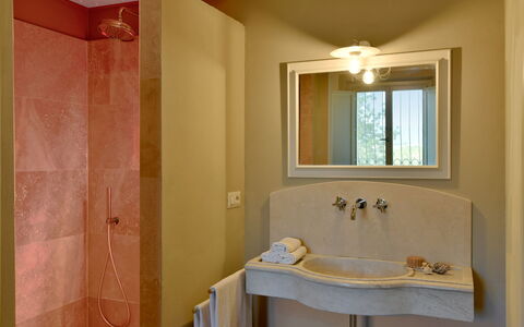 Villa Il Noccioleto: Badkamer, Wastafel In De Badkamer, Loodgieterswerkinrichting, Muur, Interieur Ontwerp, Flooring, Wastafel, Verdieping, Kraan, Spiegel