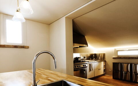 Villa Dedalo: Keuken, Countertop, Interieur Ontwerp, Hout, Plafond, Lichte Inrichting, Flooring, Toestel Van De Keuken, Verlichting, Gootsteen