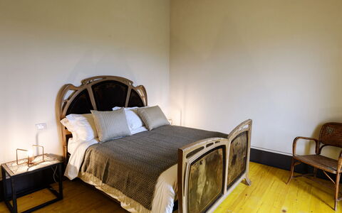 Villa Dedalo: Bed, Slaapkamer, Meubilair, Bedding, Laken, Hout, Interieur Ontwerp, Verdieping, Flooring, Bed Frame