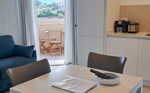 Smeralda Apartment: Meubilair, Interieur Ontwerp, Flooring, Stoel, Tafel, Verdieping, Hout, Keuken En Eettafel, Eetkamer, Verlichting