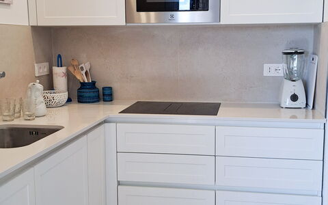 Smeralda Apartment: Cabinetry, Keuken, Flooring, Toestel Van De Keuken, Hout, Countertop, Meubilair, Interieur Ontwerp, Verdieping, Major Appliance