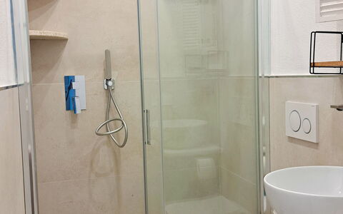 Smeralda Apartment: Badkamer, Flooring, Loodgieterswerkinrichting, Verdieping, Interieur Ontwerp, Spiegel, Toilet, Loodgieter, Tegel, Douche