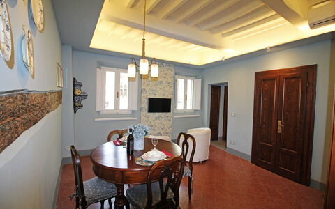La Casa sulla Piazza: Muur, Interieur Ontwerp, Flooring, Hout, Meubilair, Plafond, Verdieping, Lichte Inrichting, Verlichting, Kamer