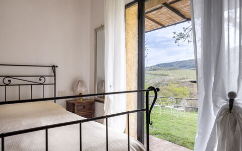 Podere le Lune with Pool, San Gimignano: Bed, Slaapkamer, Bed Frame, Bedding, Linens, Balkon, Hek